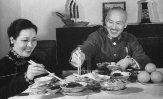 蒋介石这个人有很多讲究，比如：不抽烟、不喝饮料、不喝酒、更不品茶，平时就喜欢喝3