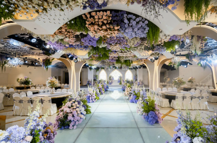 发现没现在的年轻人一旦结婚就变得有钱了！结婚的排场不小，车子房子也有了，看样子生