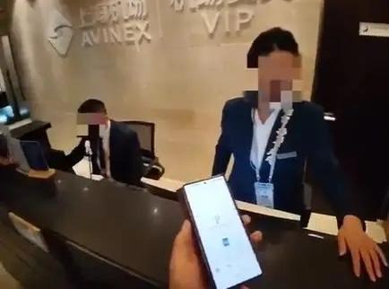 “太坑了！”女子在机场候机时，想进贵宾室享受一番，但官方买要200块，女子觉得贵