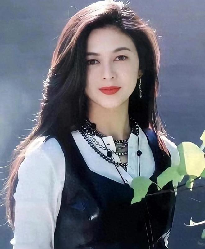 年轻时的关之琳，是港星里当之无愧的耀眼女神，眉眼间尽是灵动明艳，惊艳了一个时代；