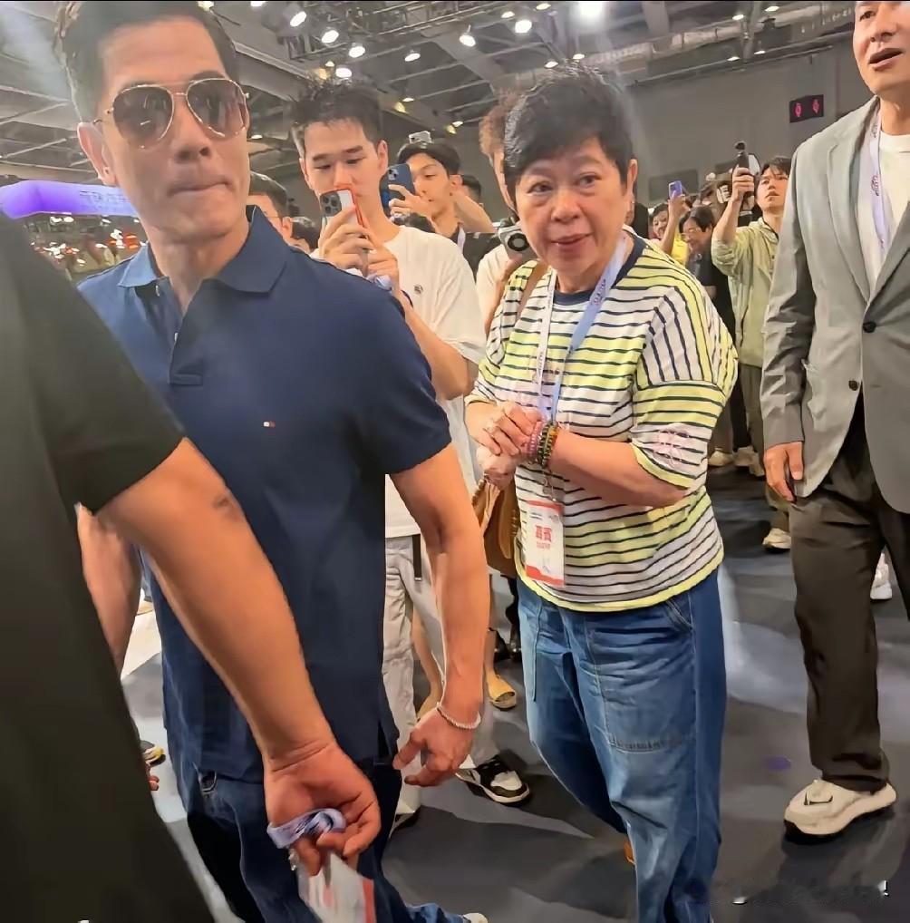 小美年龄大了呗，已经过了打扮的年纪，年轻时小美作为郭富城经纪人，要钱有钱，要才有