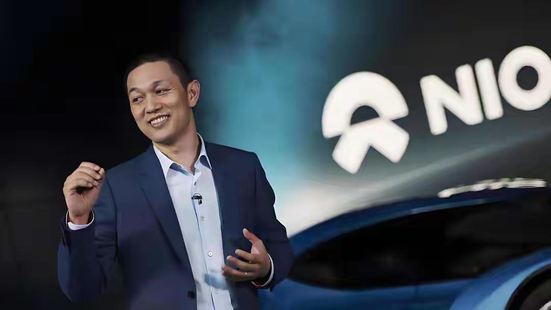 蔚来又开始“要饭”啦～面对负债率近90%，手上现金等价物只剩200亿，蔚来
