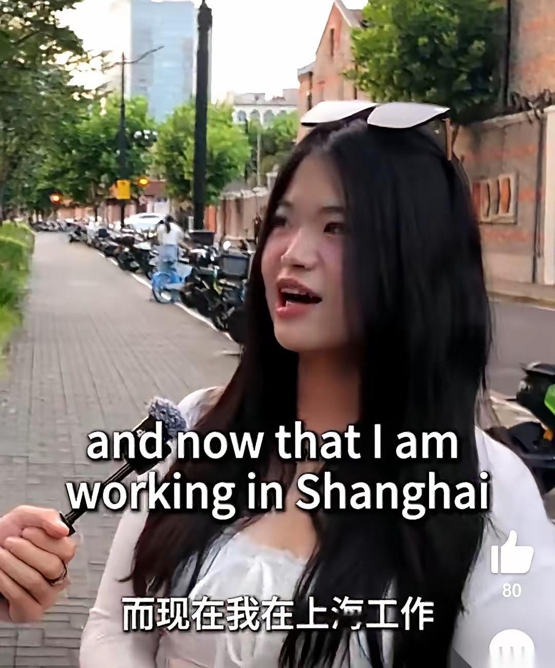 一个印尼华裔姑娘，聊起在中国让她最“崩溃”的三件事。第一件，她走在街上，前面的