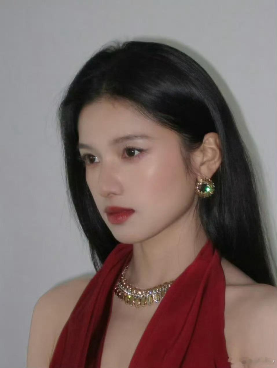 张婧仪红裙ccd美到失语，果然浓颜才能撑起正红色​​​