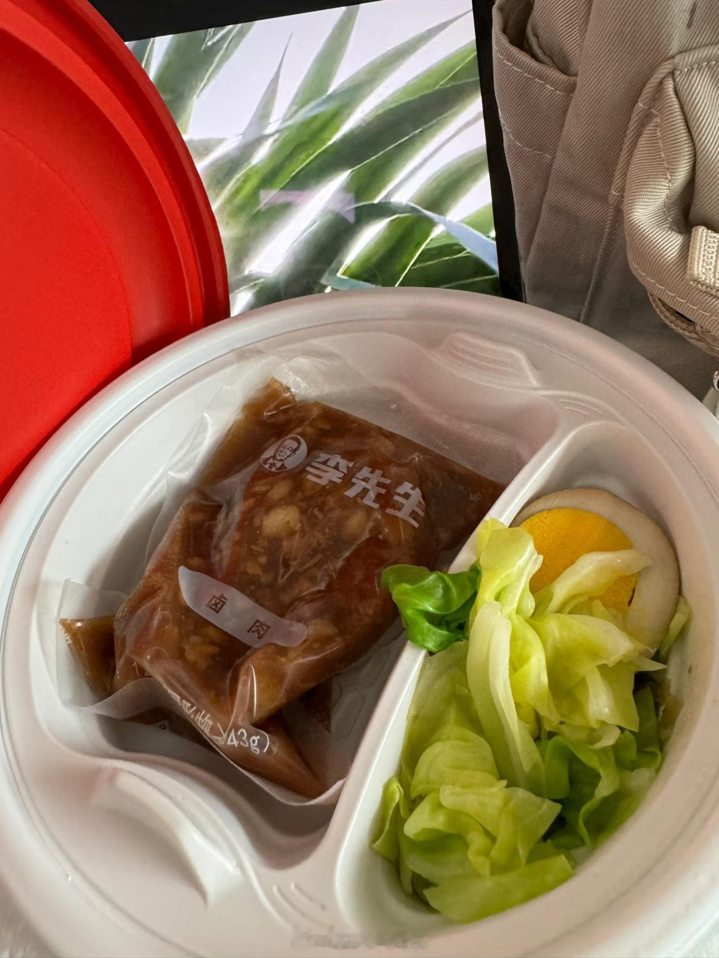 饭店的预制菜忘记拆包装记得上大学那会儿，在食堂吃饭，土豆牛腩盖浇饭就光明正大的把