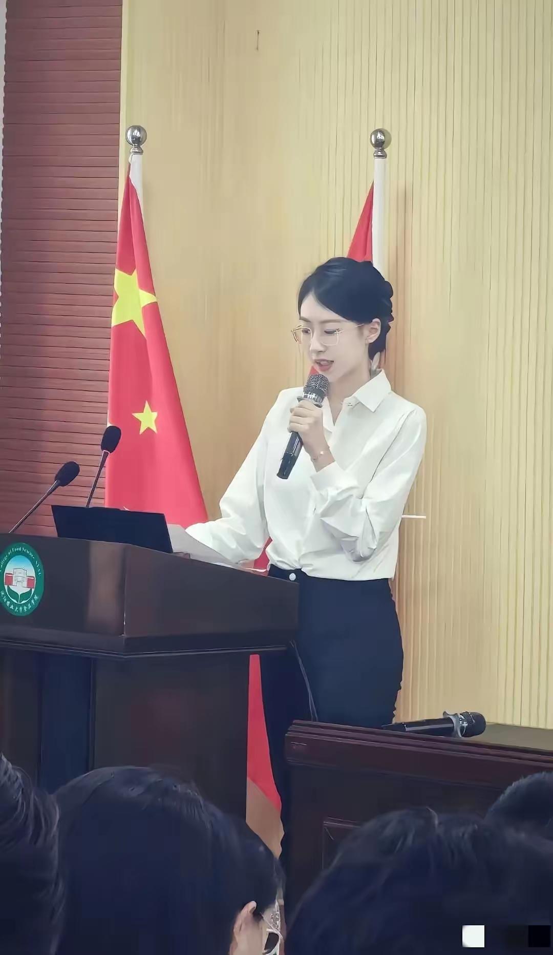 什么样的男人才配得上体制内这种才貌双全的女生呢？能进入体制内，政审肯定是过了