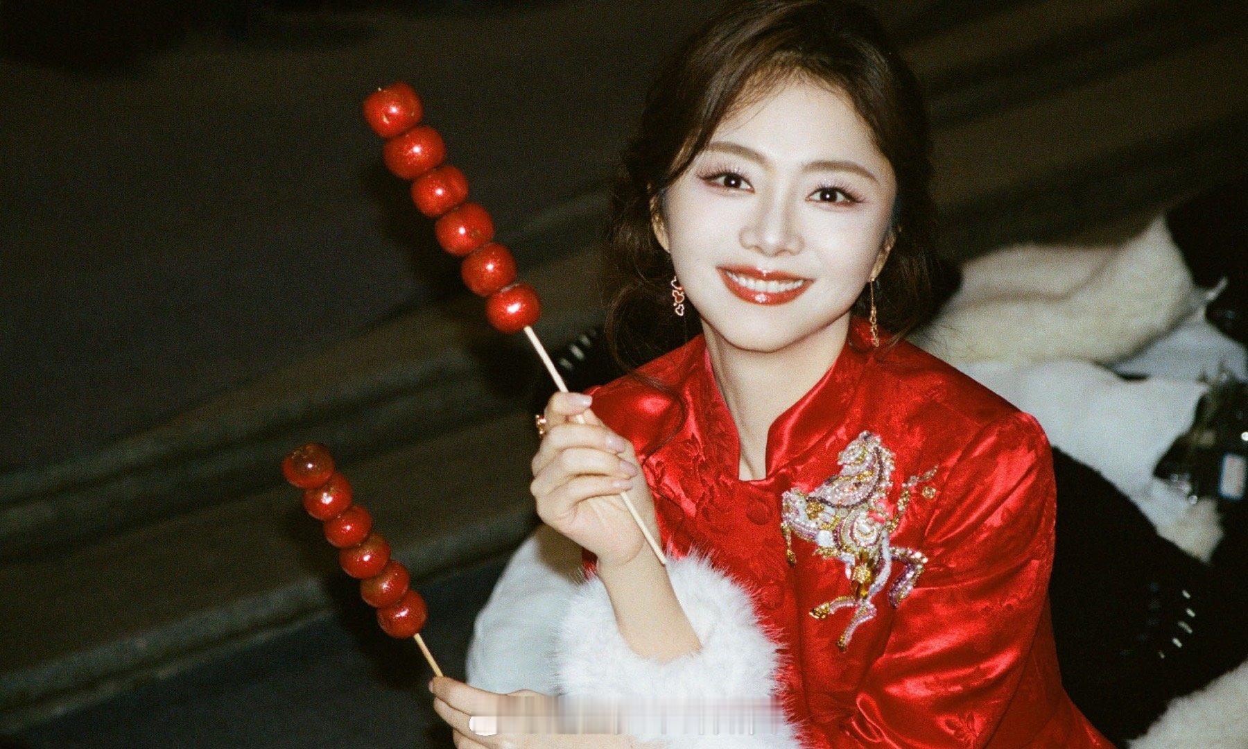 谭松韵胸前好亮的马谭松韵好喜庆被谭松韵的春晚造型惊艳到，亮马点缀得恰到好处，喜