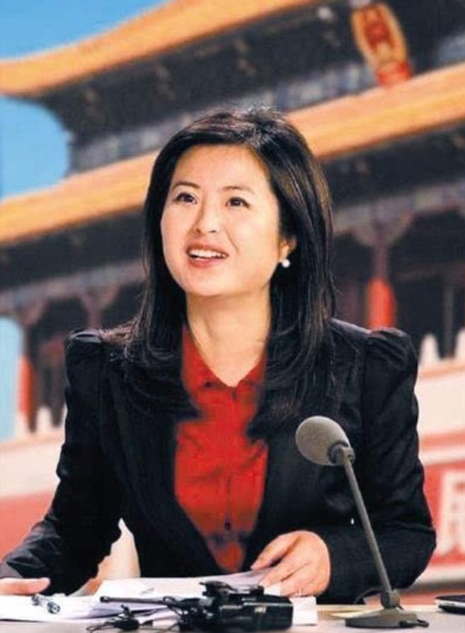 42岁的央视主持人张泉灵辞去工作后，趁着60岁的丈夫不注意，带着147万元存款，