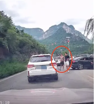 奥迪车主强行加塞不成竟拦车辱骂！嚣张行为全被行车记录仪拍下8月5日，山西省陵川