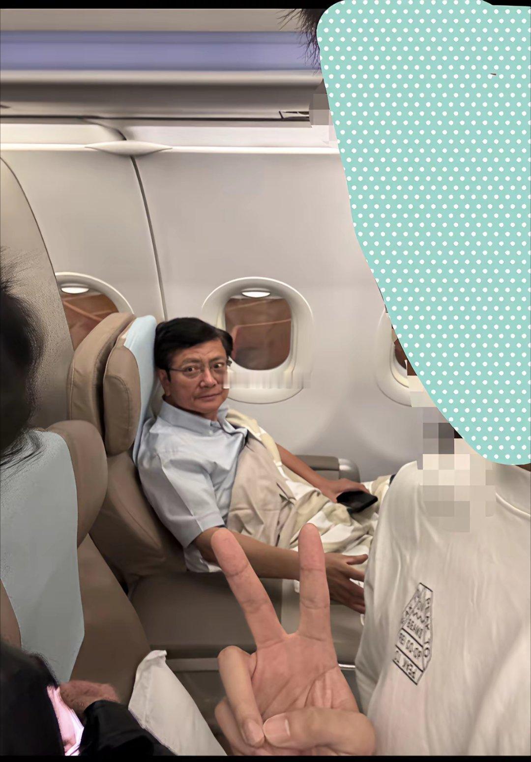 郑强教授，这一看就是受邀去讲座什么的，然后邀请他的高校给他订的商务舱机票