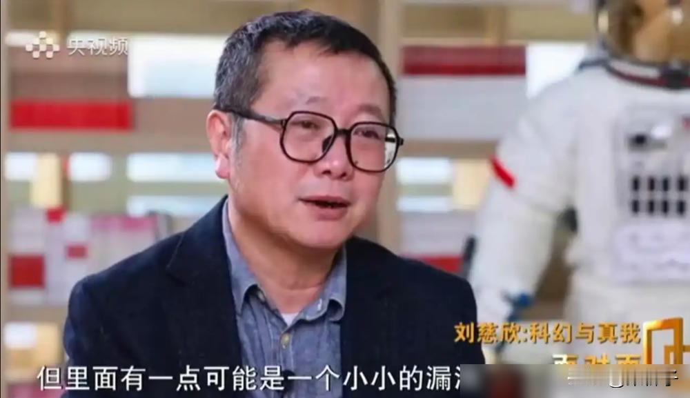网友用俩虫子把《三体》讲透了。一只蟑螂叼着吃的，蚂蚁凑过来。蟑螂想，它是不是