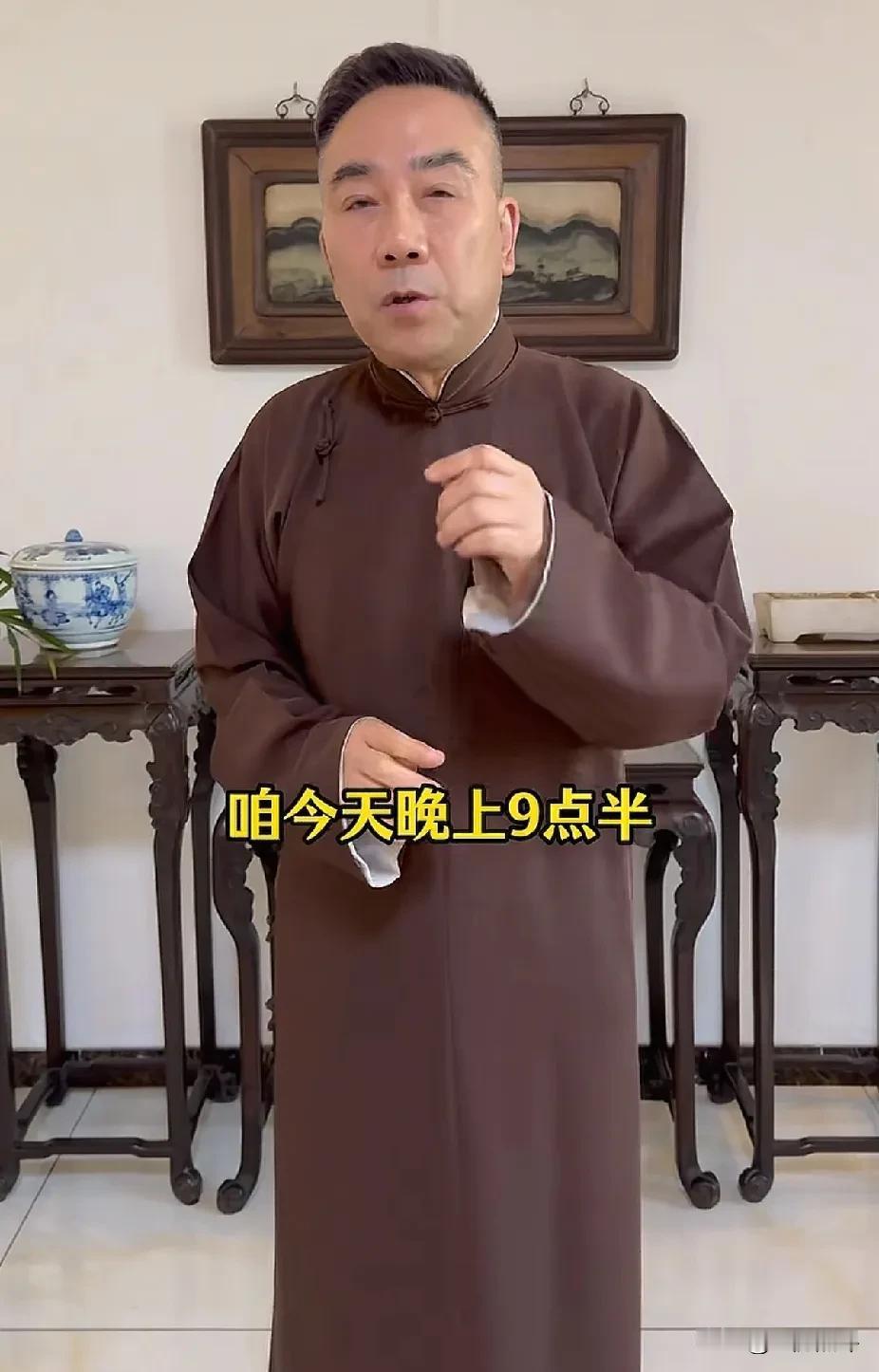 今天是七月风波一周年，杨仪再次在海河边直播，直播间最高在线十万➕，跑车、抖音一号