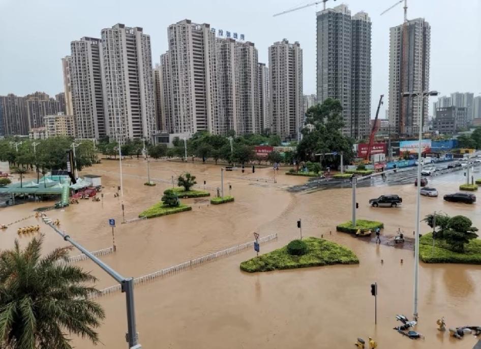 6月15日贵港雨太大了！体育中心附近都成汪洋了，河水倒灌得厉害。娃停课在家，路上
