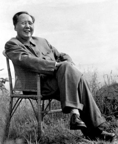 1940年9月，延安，毛主席去食堂时，一个人拎着木棍朝毛主席后脑勺砸去，