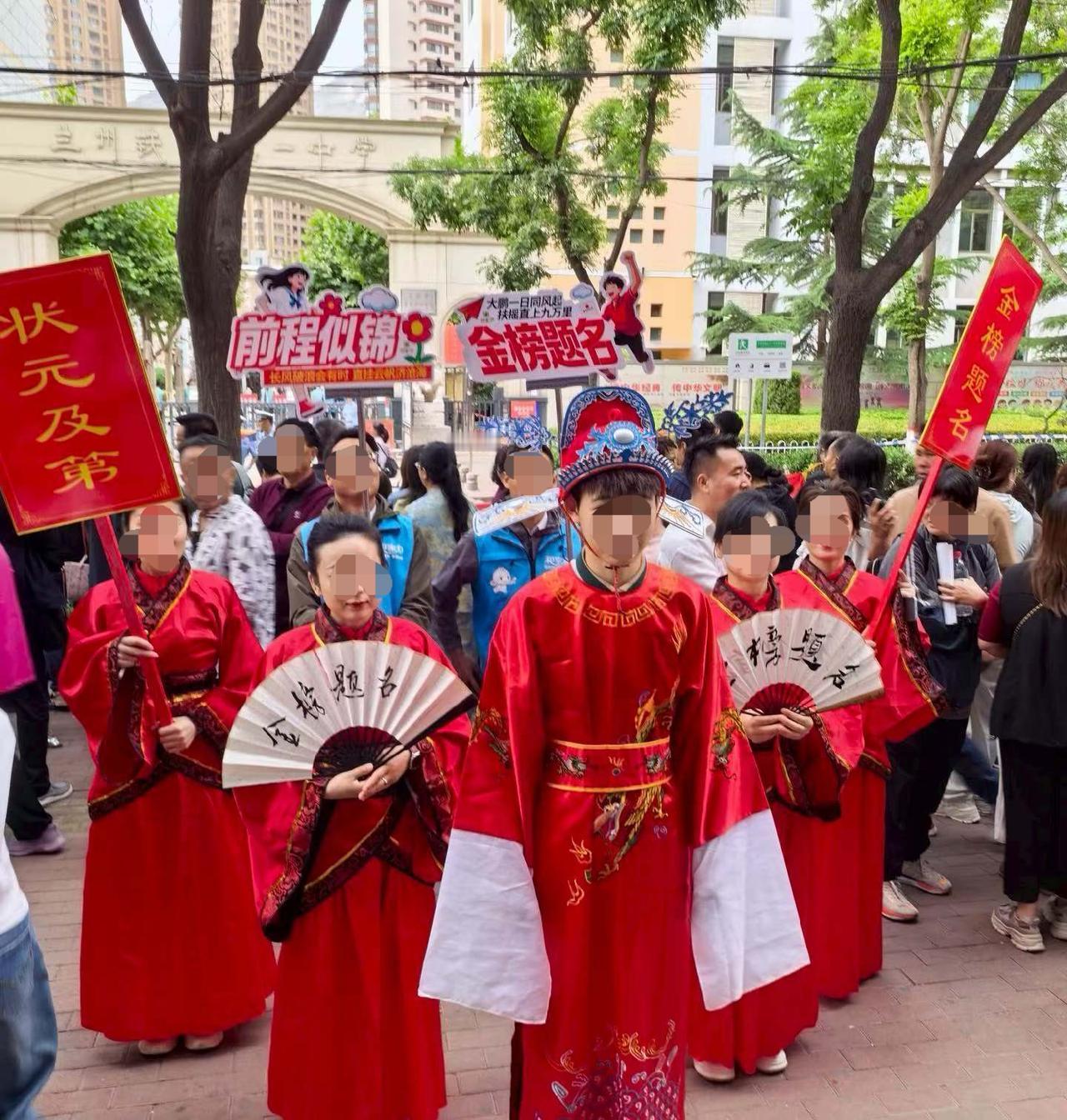 今年高考第一门结束了，语文，我女儿说作文题目很简单，比他们平时考试简单很多，我说