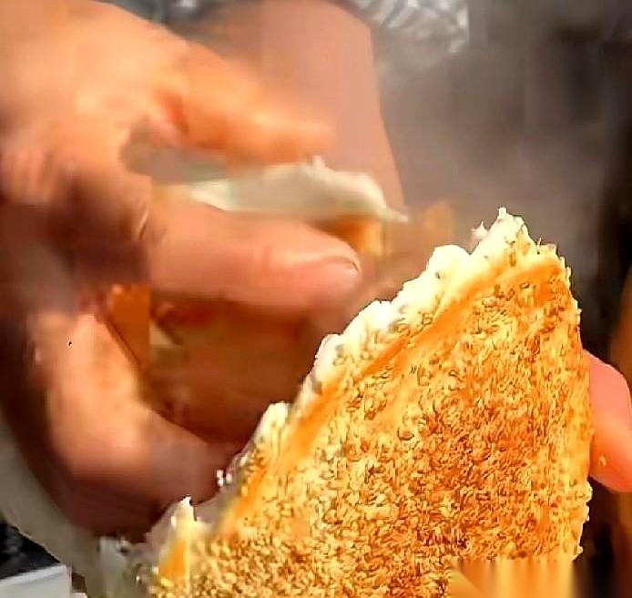 一个烧饼，把一个18岁的小伙子，直接干进了医院。这事儿听着就离谱。头天晚上下