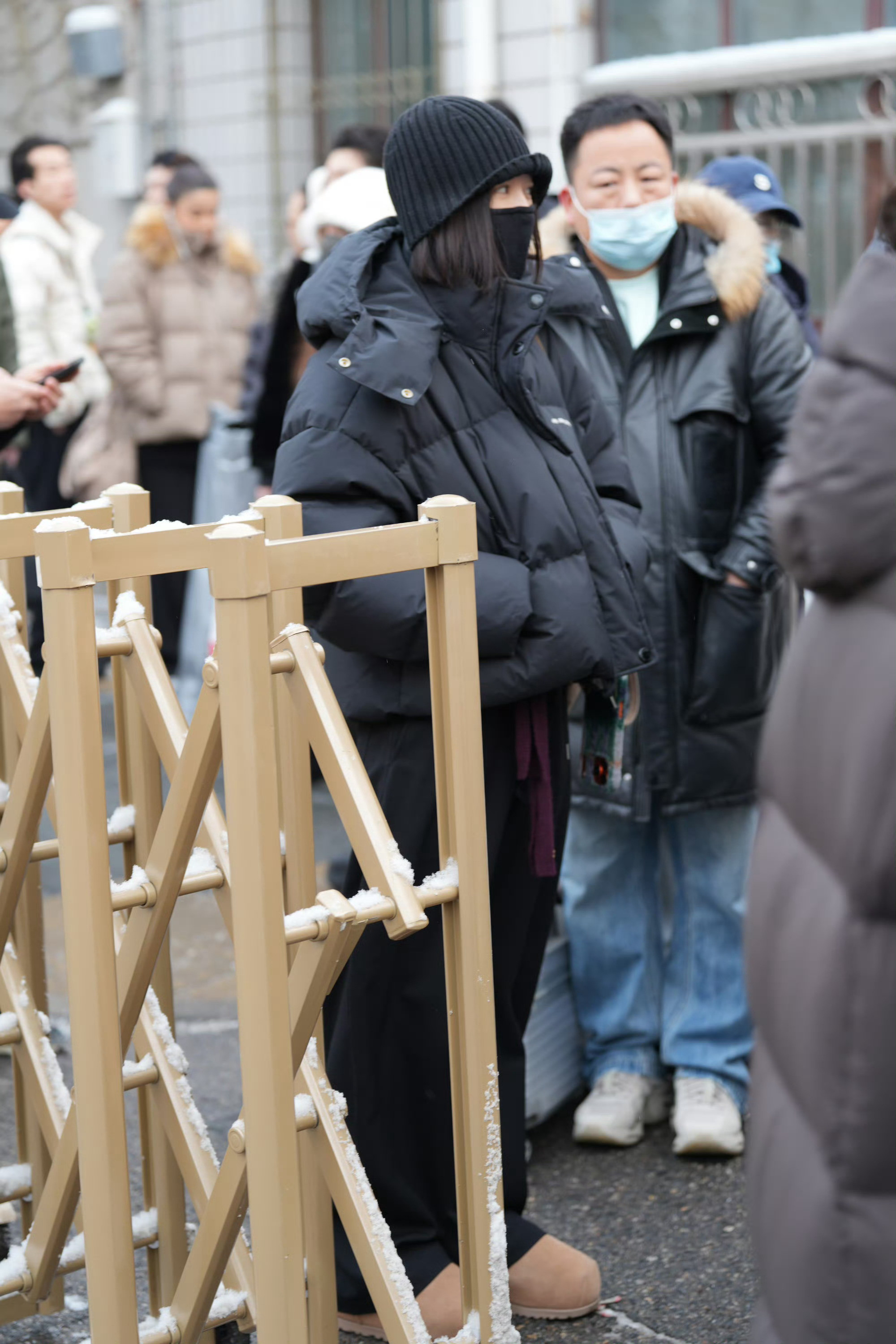 秦岚现身马年春晚彩排谁被雪地里的秦岚美到了！马年春晚首次联排恰逢大雪，她身穿黑