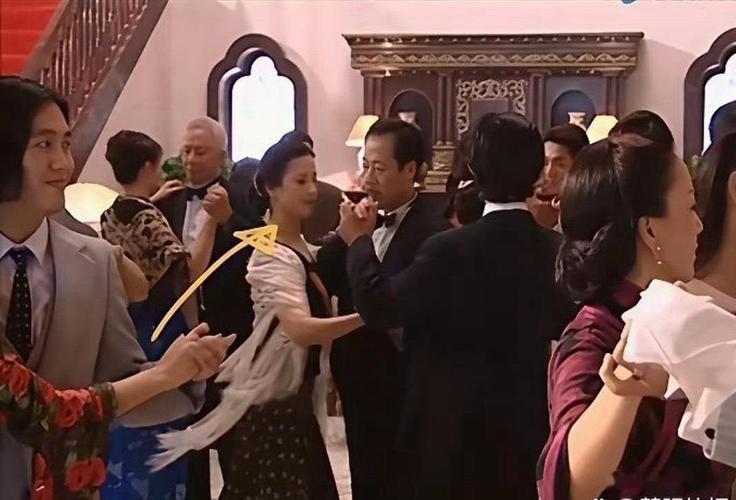 刘亦菲妈妈居然在金粉世家里客串过，她这颜值气质太出众了吧。