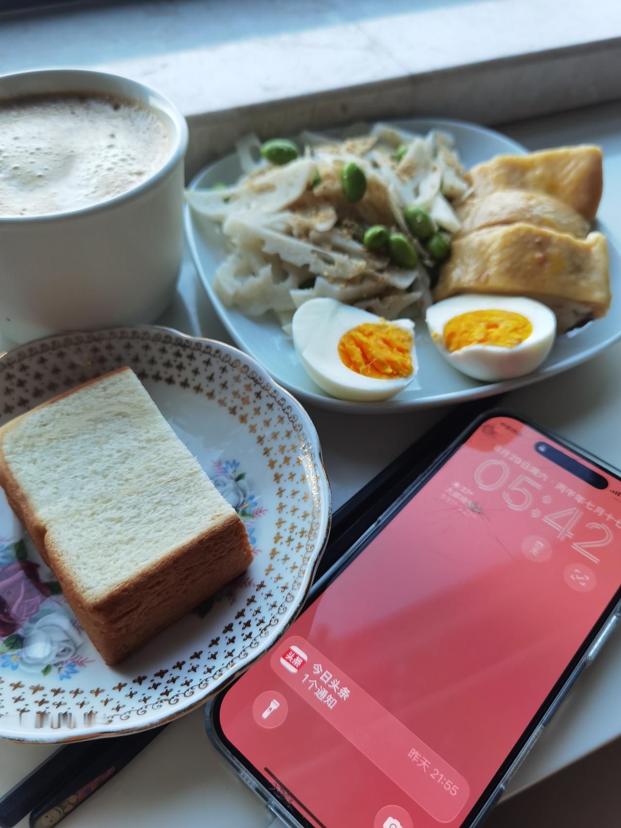 5:45，早餐准时开吃。莲藕片炒毛豆米，昨天特意留的3块白斩鸡，鸡蛋咖啡配面包