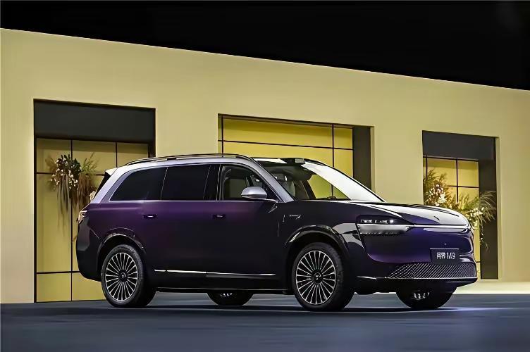 岚图泰山这也太受欢迎了吧，这么多明星就已经开上了。它就是问界m9的平替车型。甚至