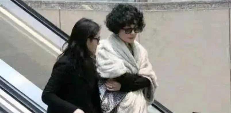 王菲一出手，就直接给内娱的“时尚精”们上了一课。别人挤破头想穿的，她不穿。她