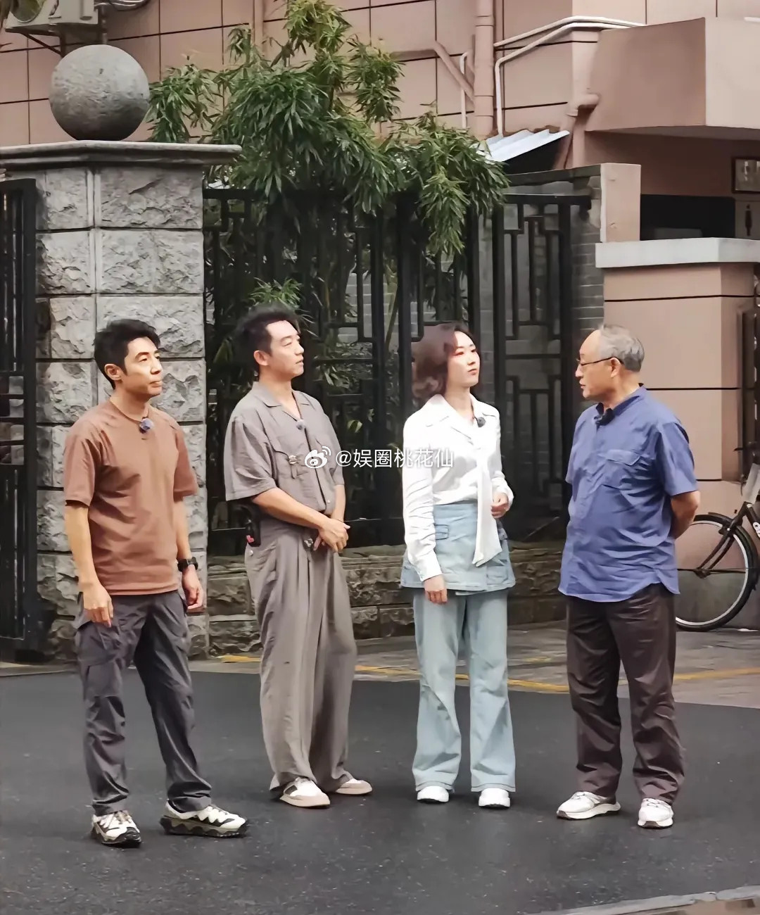 撒贝宁是娱乐圈里为数不多的能让郑恺在身高上有自信的人，官方身高1.78的郑恺碰到