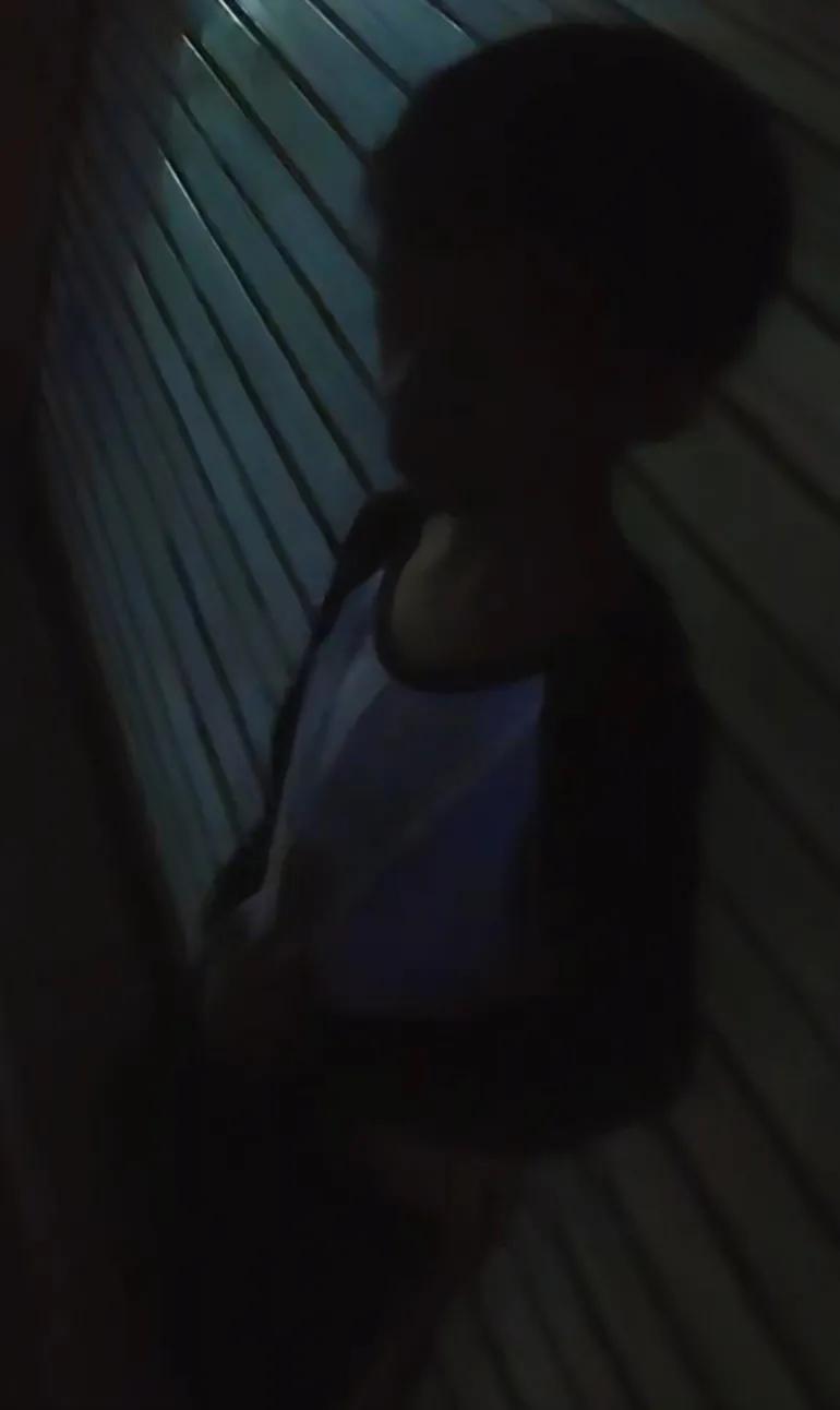 发现一个男孩蜷缩在人家卷帘门门口睡觉，现在看到丢失小孩子都觉得像莆田孩子，幸好捉