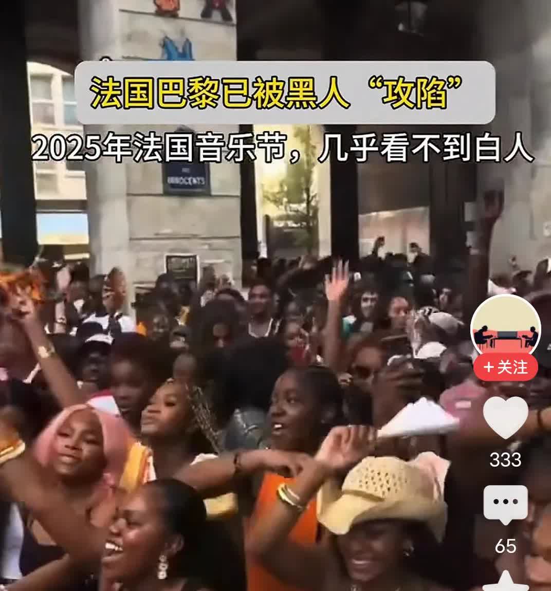 要明白，黑人的酒瓶砸向警察后，掉在地上摔成碎片，这是袭警罪。这是严重违法的行为。