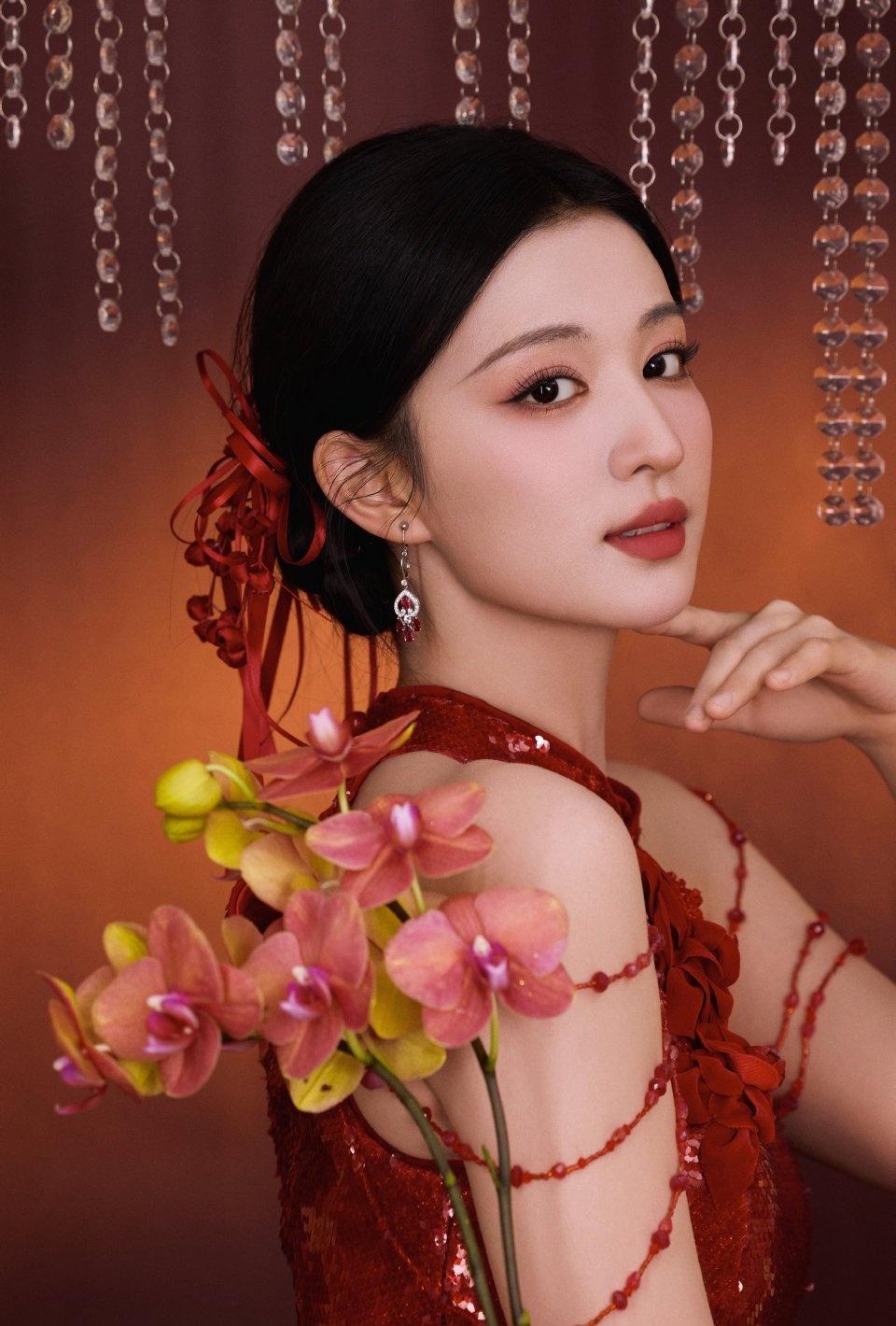 她说这是送给父母的新年礼物，看着镜头里她父母骄傲的眼神，我也跟着红了眼眶。