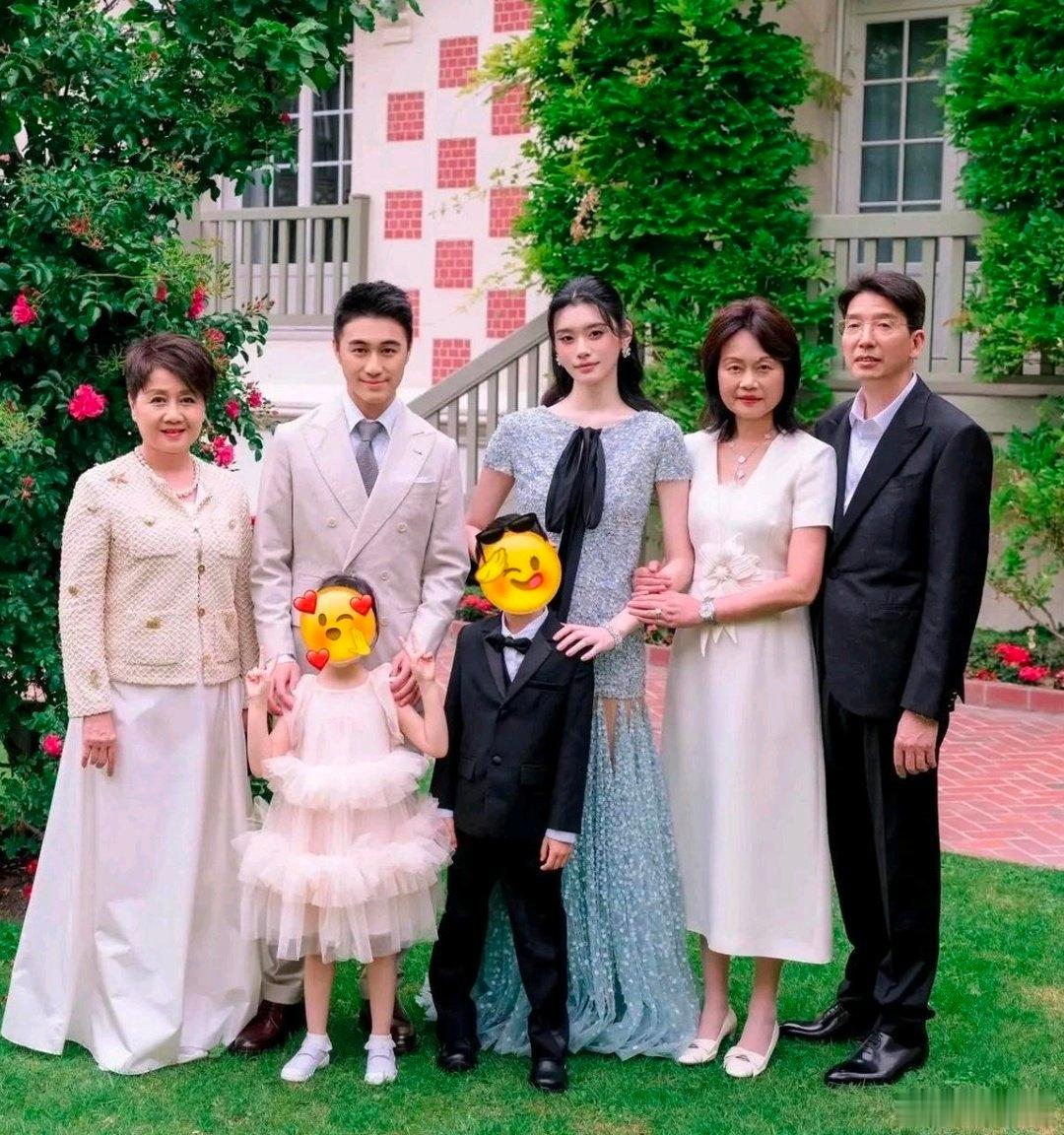 奚梦瑶妈妈估计有点尴尬了，戴着近百万的珠宝，穿着10万块的裙子给闺女撑面子，结果