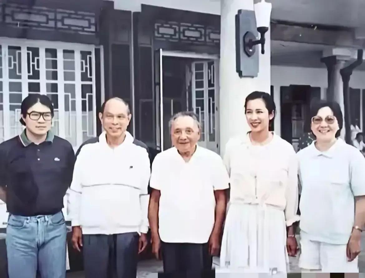 在香港，能够有这样一张合影留念的富豪应该少之又少，霍英东先生应该是第一人。霍老去