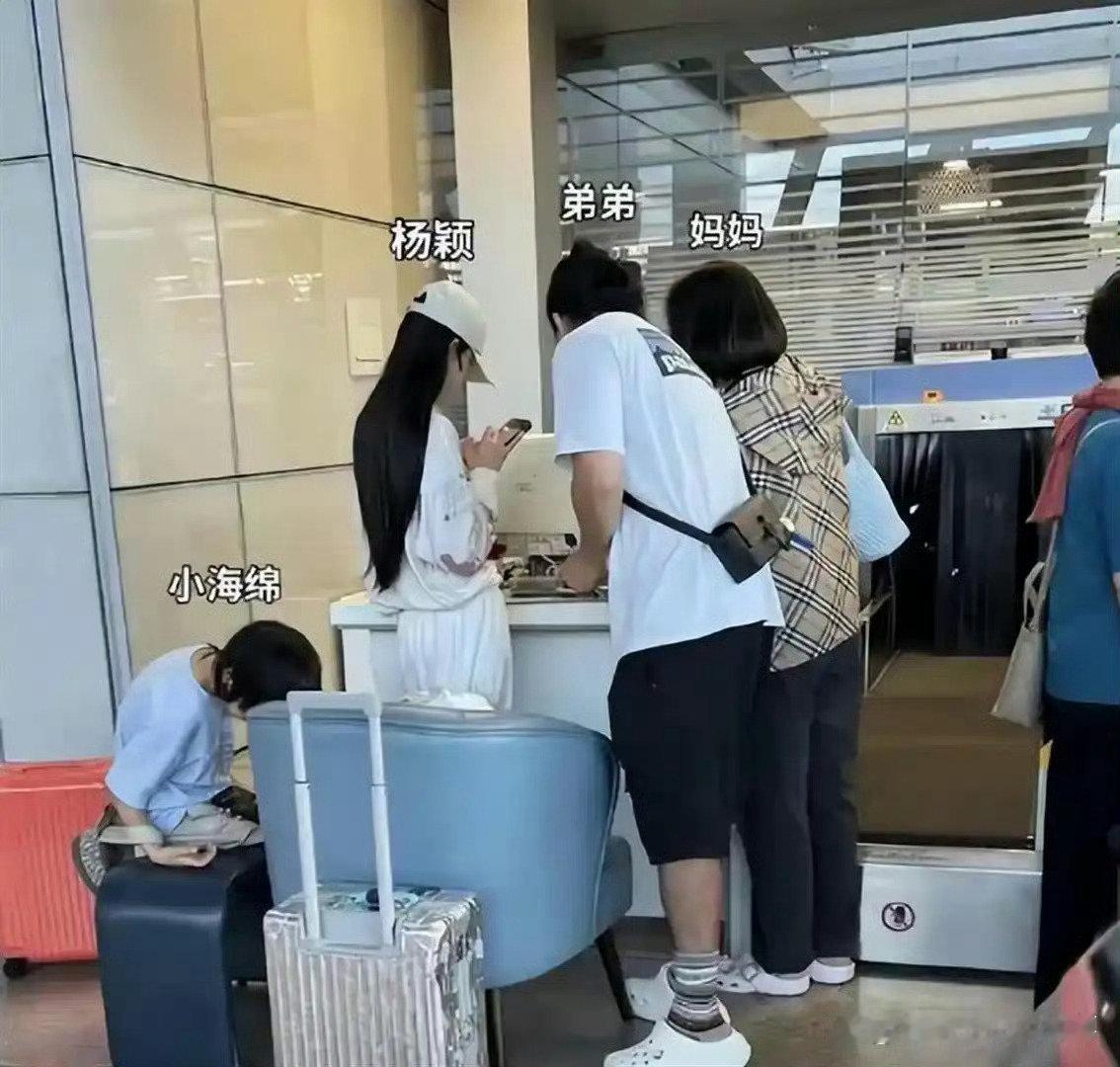 黄晓明上海陪儿子、叶珂上海带女儿直播，杨颖近况曝光后，内情比剧本还扎心。​