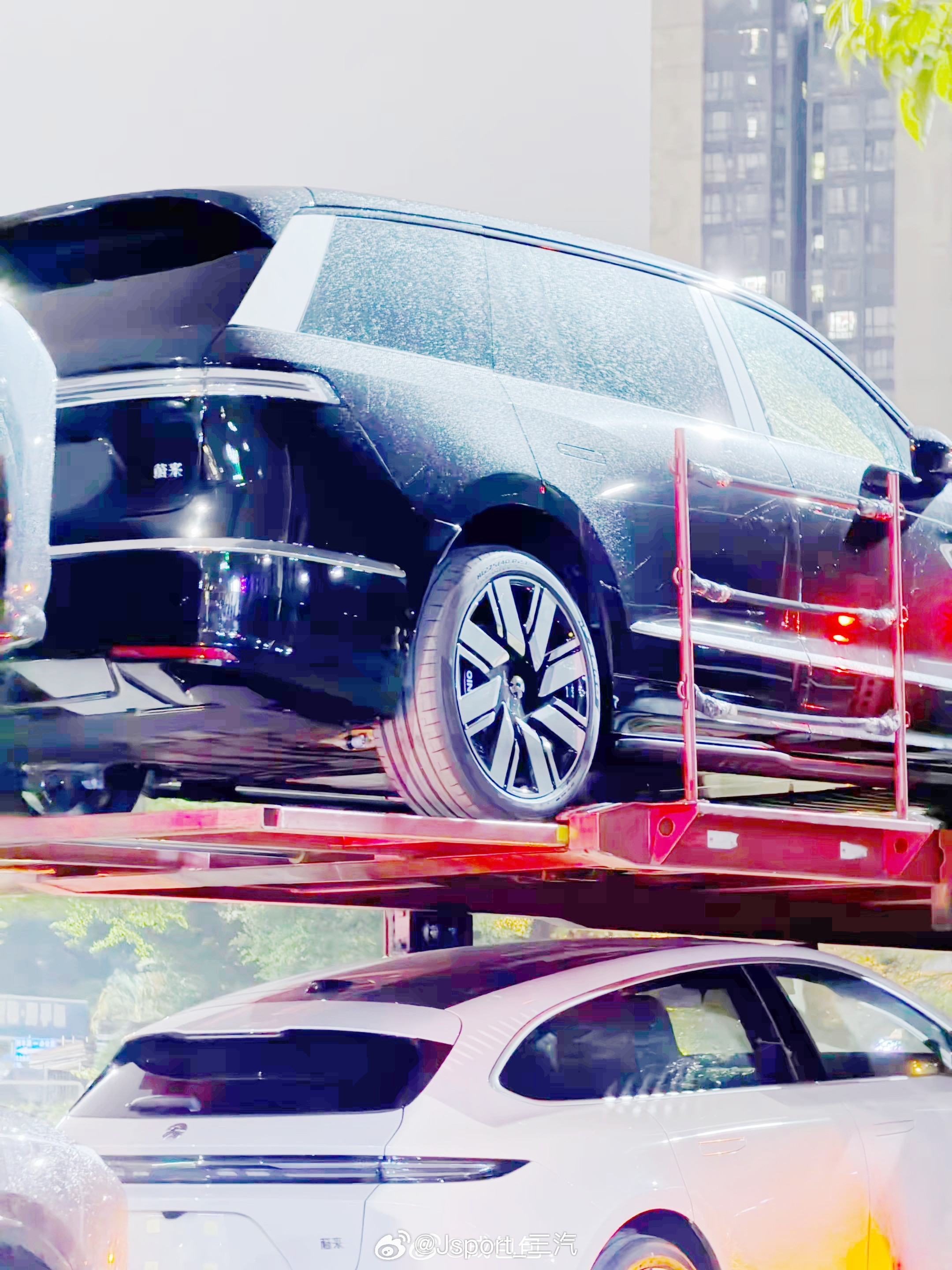 蔚来ES9主动扩散器那些从下面往上拍板车上的ES9照片，如图1-图4很容易误导