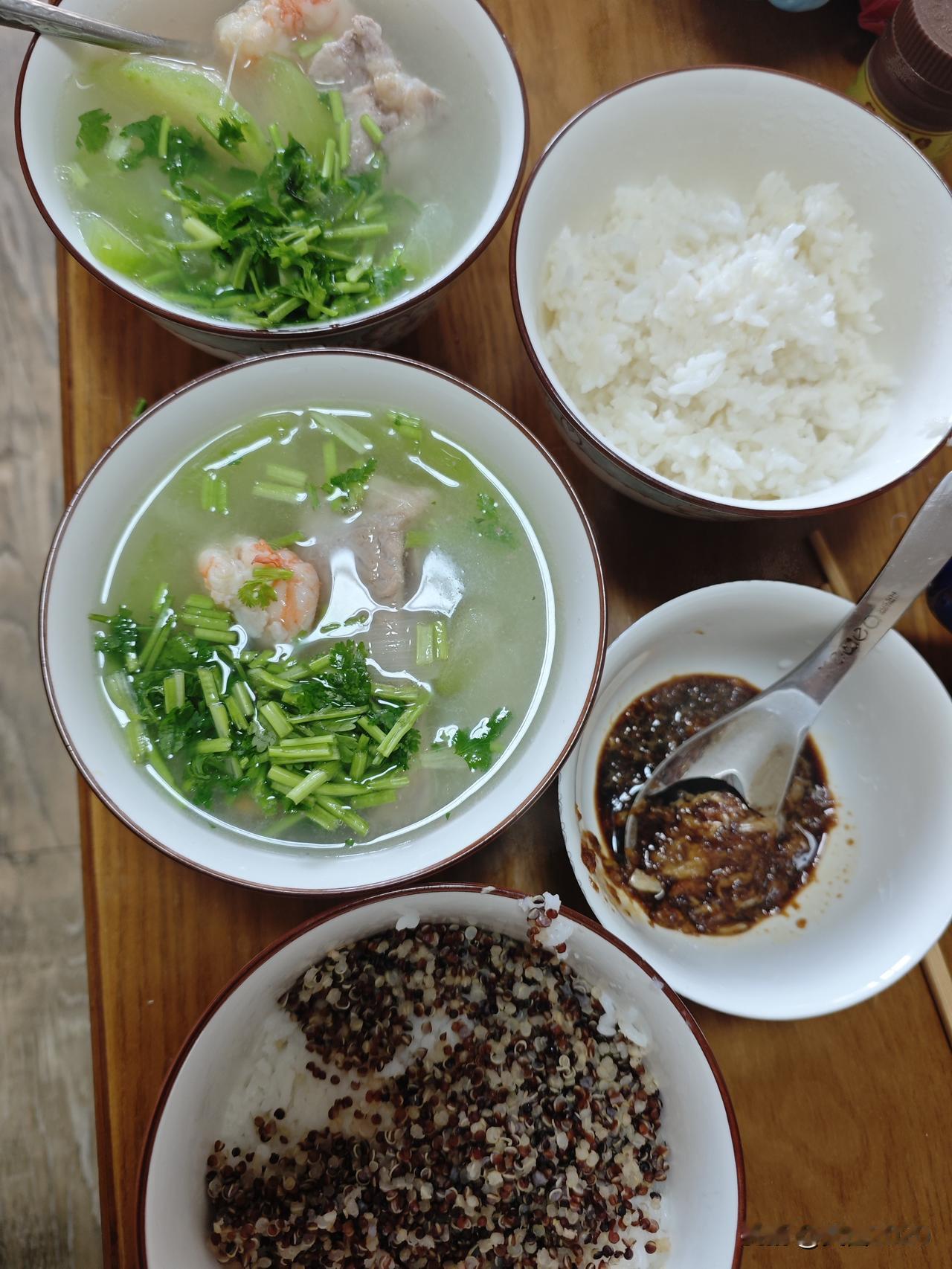 老太太一瘸一拐的，啥也没耽误干。上午去李村大集，结果吃个憋。大概有一年没去了