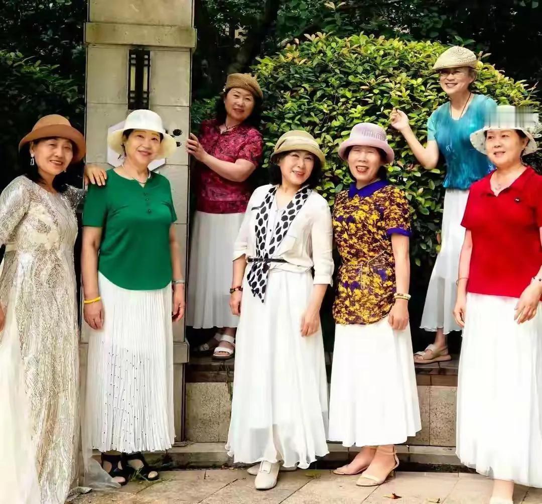 城市大妈vs农村大妈不论穿衣打扮，还是形象气质，怎么差别那么大呢？