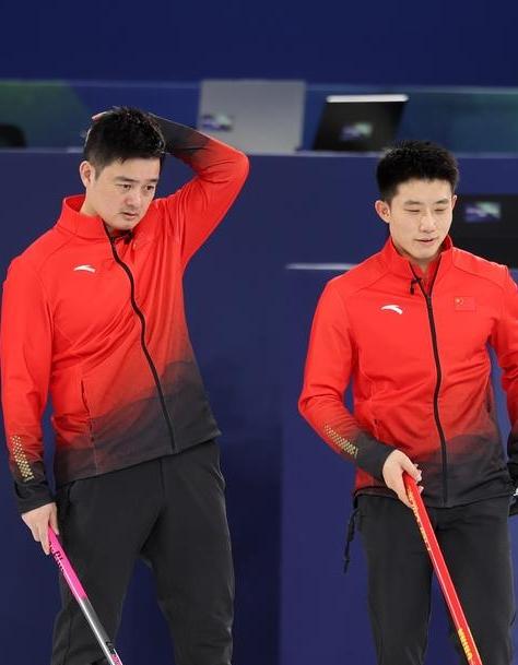 中国男子冰壶又玩女子冰壶战术套路，先手不是果断清除对手大本营壶，尽量做减法，避免