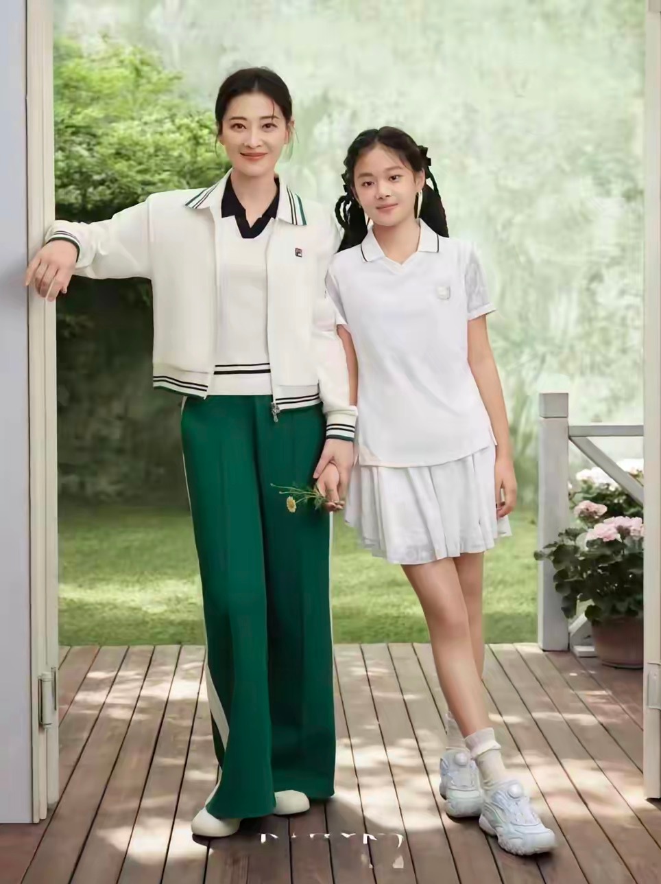 这基因真没得说，女儿直接复刻梅婷的眉眼，往一块儿一站一眼就能看出来是母女。