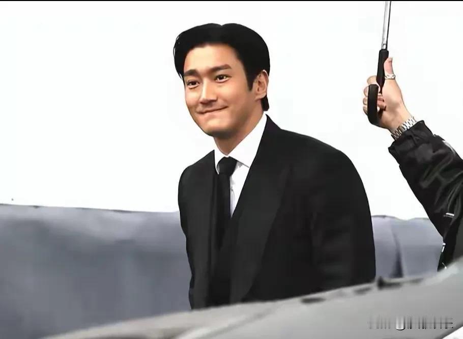 崔始源的“极限赶场”刚在日本唱完歌，就飞来台北送花。大S雕像揭幕，亲友哭成