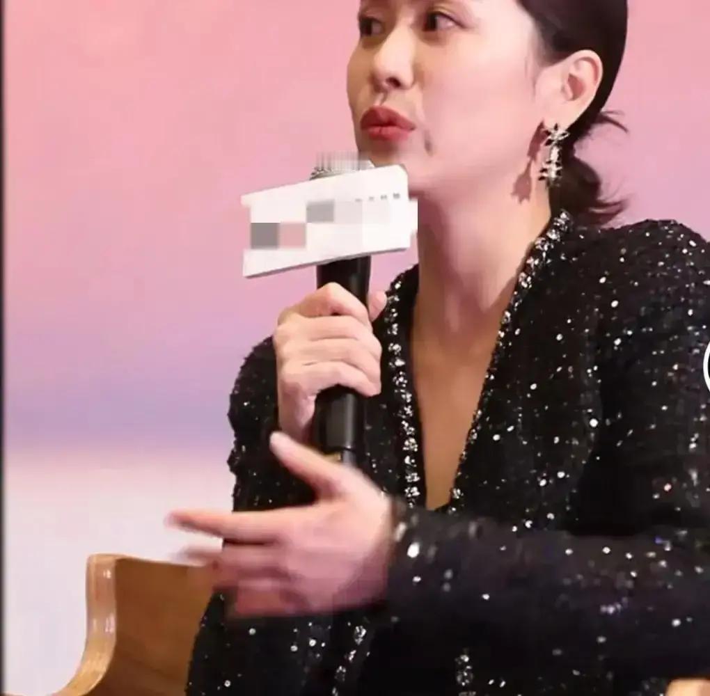 “海清被农民演员一招打懵”冲上热搜！拍结婚照那场，她手悬半空，笑僵成蜡。对