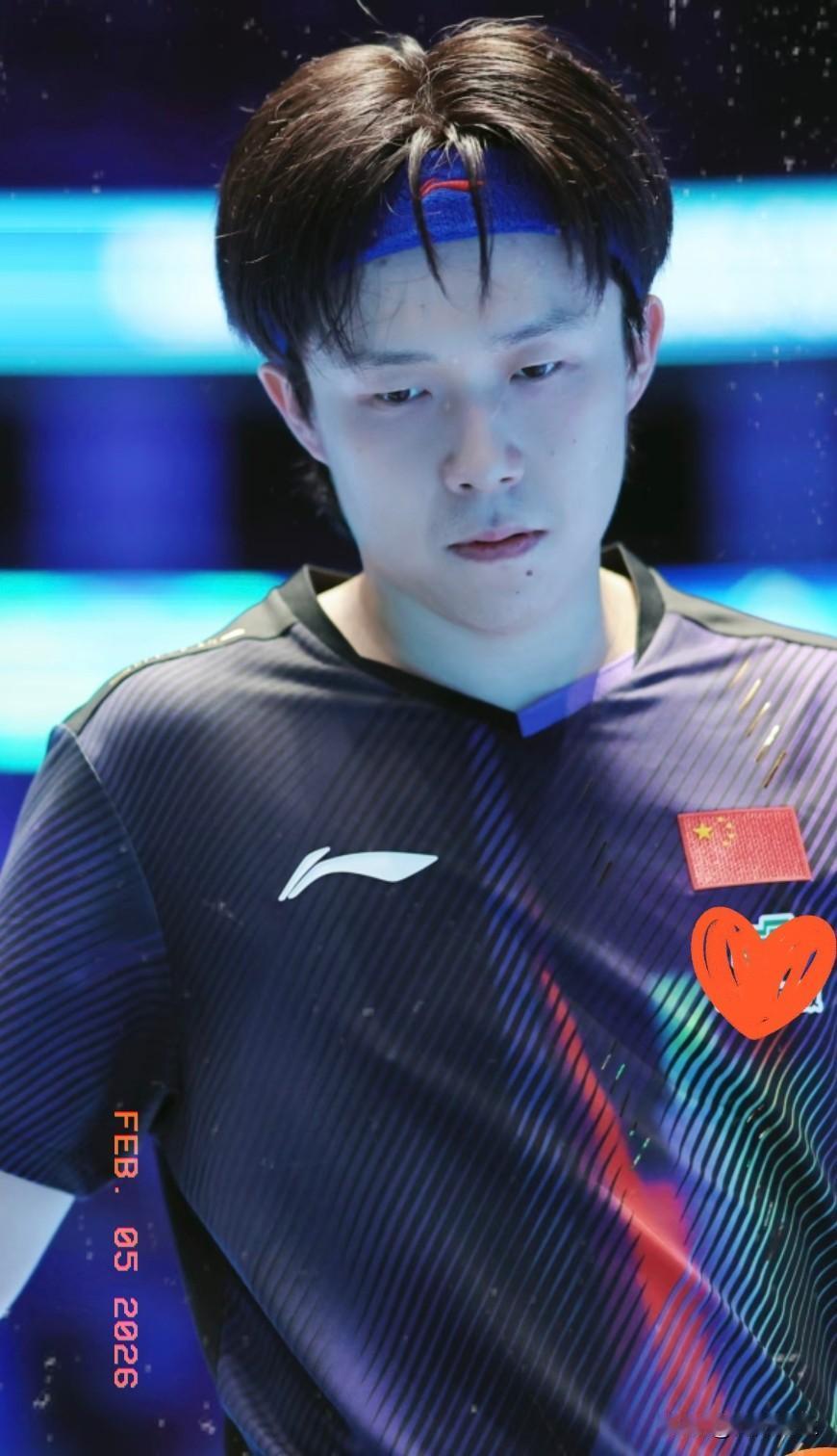 王楚钦这台上台下的反差感也太戳人了！赛场上他是眼神带杀的狠角色，反手爆冲超霸气，