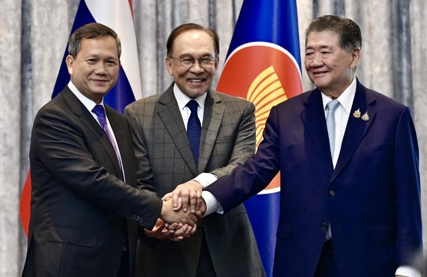 收到泰国紧急通报，中方当天召开重要会议，军队同时进驻柬埔寨 特朗普自宣泰柬双