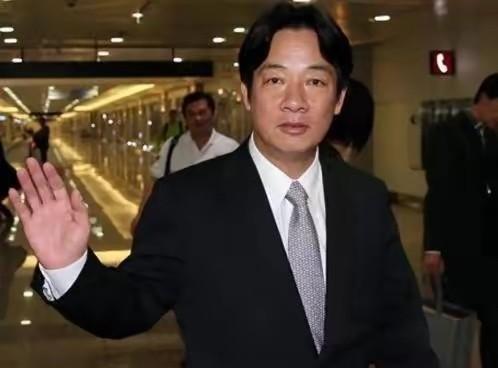 赖清德曾认为：中华人民共和国从1949年10月1日起，没有对台湾行使有效