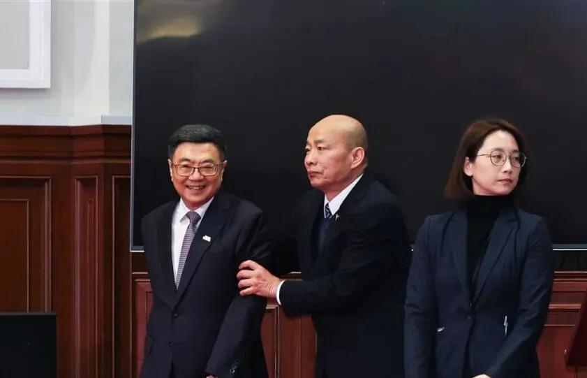 韩国瑜不再沉默，首度回应质疑，终于对卓荣泰出手！众所周知，日前因为傅崐萁缺席“