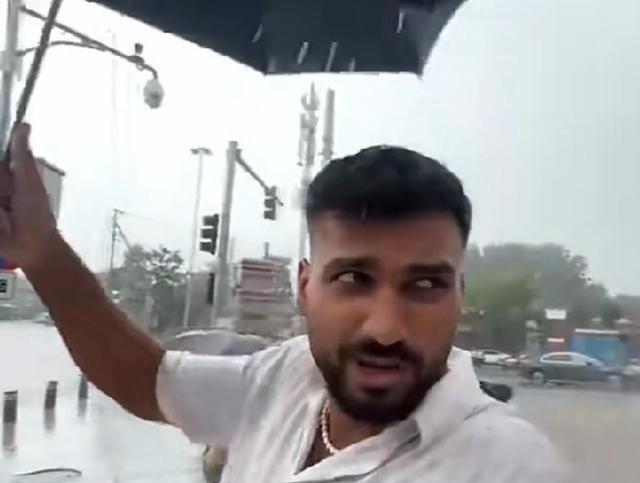 近日一名印度高种姓游客跟随旅行团来华旅游，在参观过程中突然拉住导游，一脸认真地发