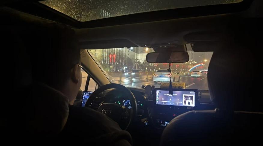 打了辆卡罗拉1.8双擎，司机一听口音就是东北人，他说这车2024年买的，当时全拿