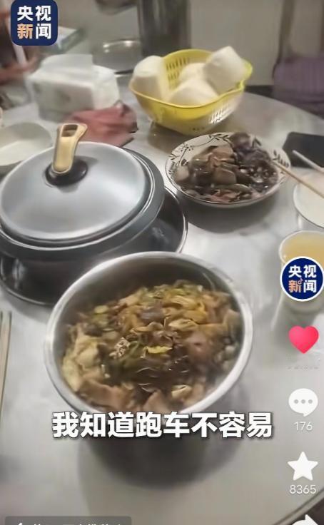 山东一男子开货车被大雪困在河南，一人在车上睡觉，突然有人敲门，只见一大姐说：你一