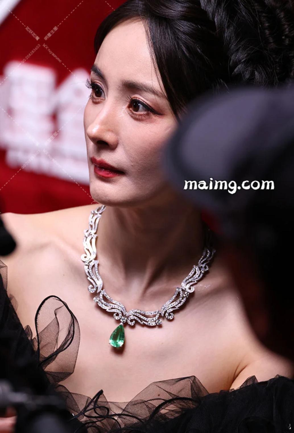 杨幂高清怼脸生图，果然大美女不管在如何严苛的镜头下都还是这么漂亮杨幂杨幂的项链好
