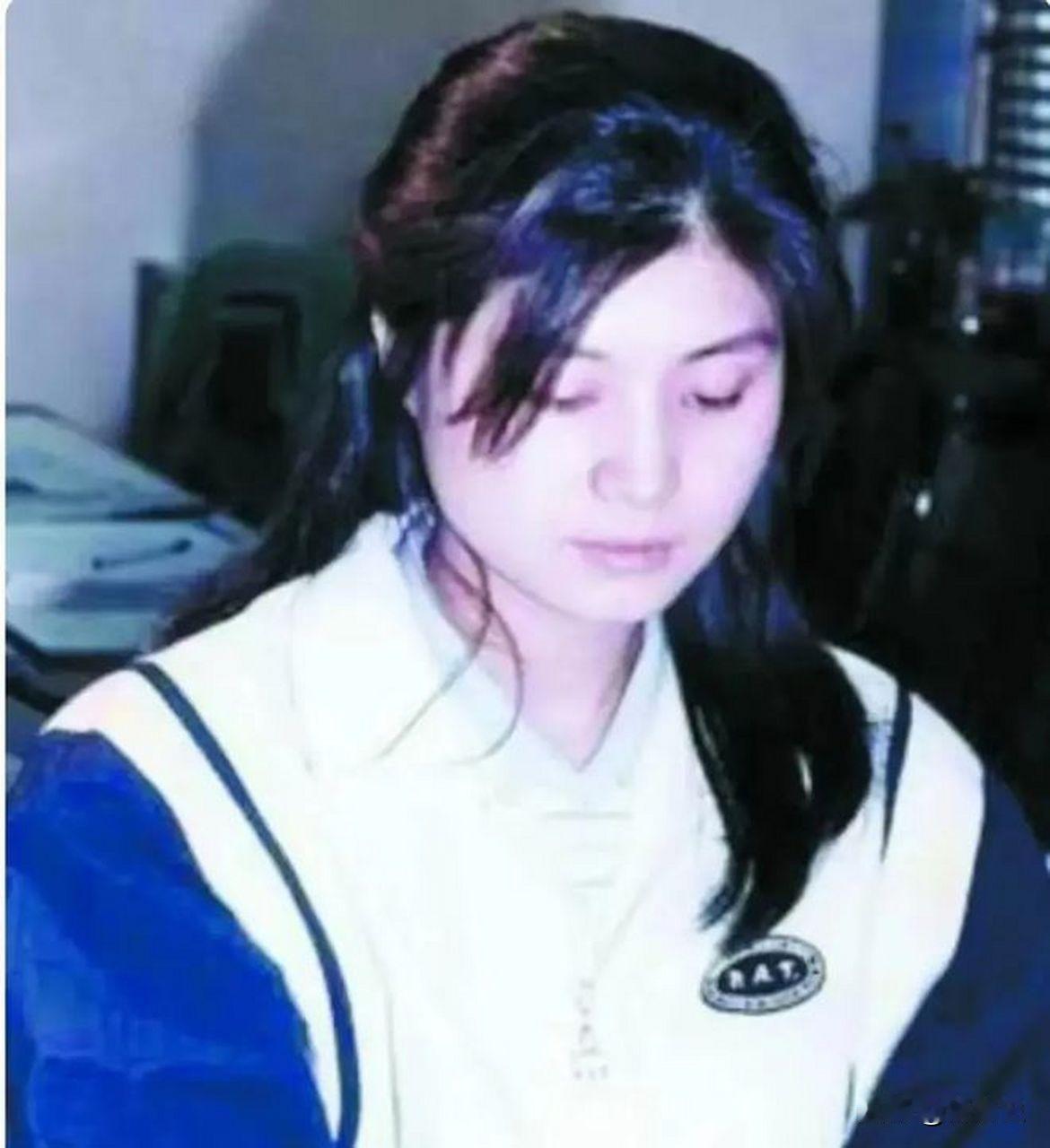 1987年11月28日，在飞往汉城的KAL858航班上，朝鲜女特工金贤姬将调好时