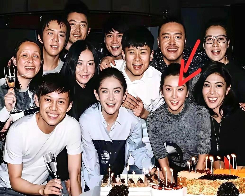 李冰冰一上镜就抢戏，巴黎时装周的合影里，她站角落都被拍成主角。外媒说她半张脸撑