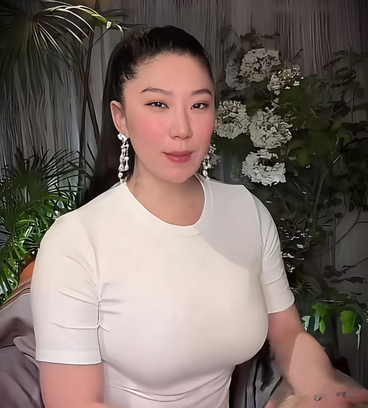 CoCo长着一双勾人心弦的狐媚眼，书中记载，狐眼主聪慧、观察力强、情商高，擅长察